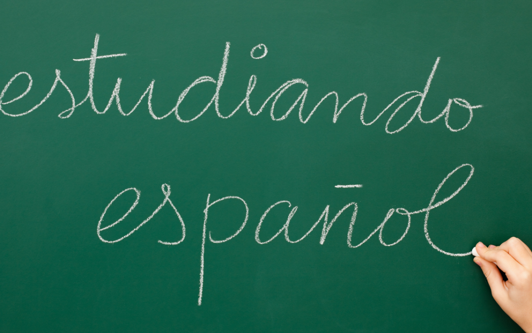 Handwriting “estudiando español” on a chalkboard—Spanish phrase meaning “studying Spanish,”.